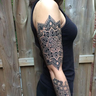  Tatouage mandala sur l'intégralité du bras, vu de coté